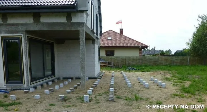 Jak właściwie przygotować fundament pod taras, aby cieszyć się stabilną konstrukcją?