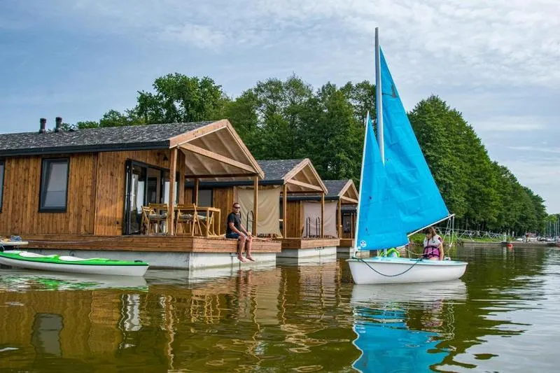 Marzenia o domach na wodzie – jak zbudować własny raj na falach?