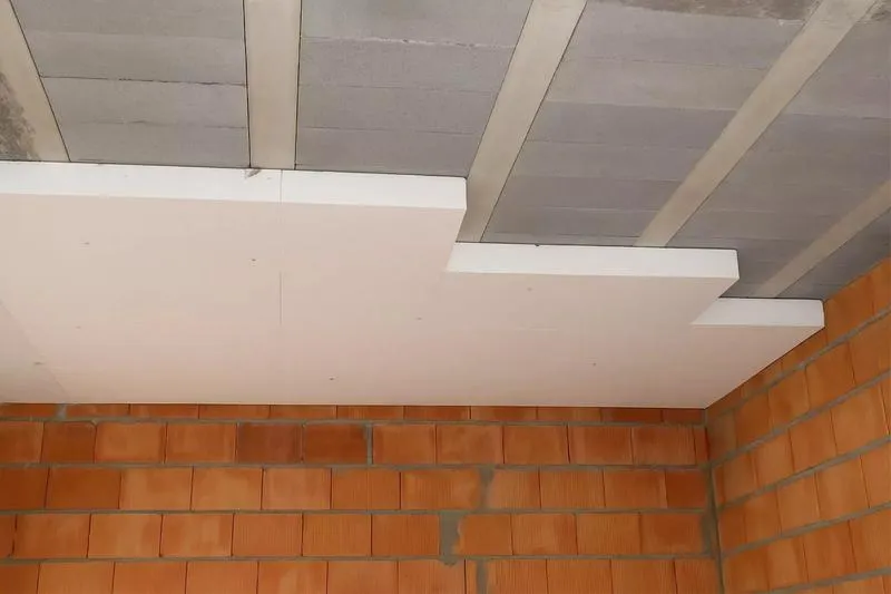 Praktyczne sposoby na ocieplenie sufitu w bloku na ostatnim piętrze