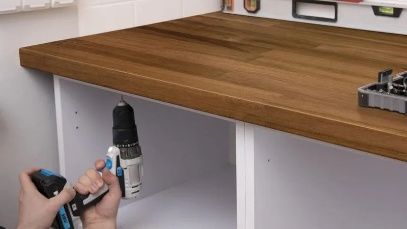 Praktyczny przewodnik: Jak skutecznie zamontować blat kuchenny do ściany