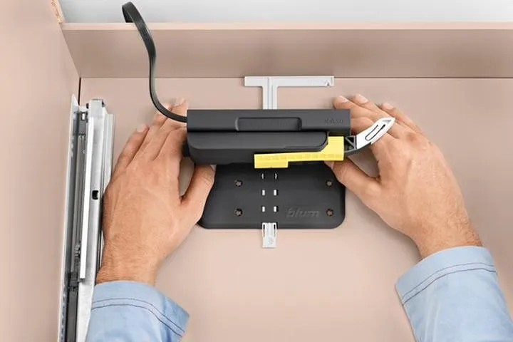 Przewodnik po montażu prowadnic do szuflad Blum – krok po kroku