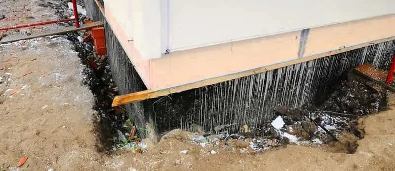 Skuteczne metody na usuwanie wilgoci z fundamentów – jak zabezpieczyć swój dom?