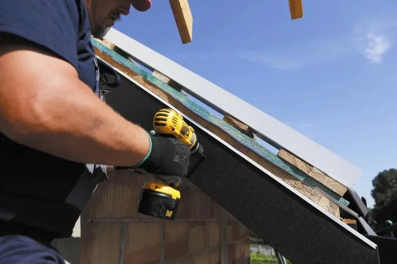 Sprawdzony sposób na montaż wiatrownic pod gont – krok po kroku