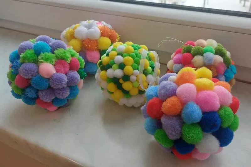 Kreatywne techniki dekoracji bombek wstążką