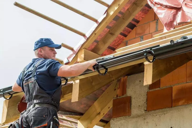 Montaż rynien w garażu blasznym