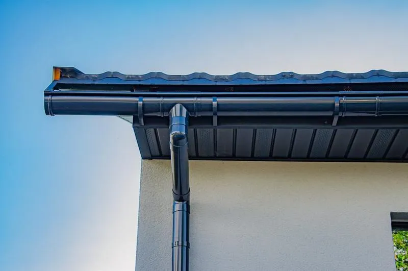 Narzędzia i materiały do montażu rynny